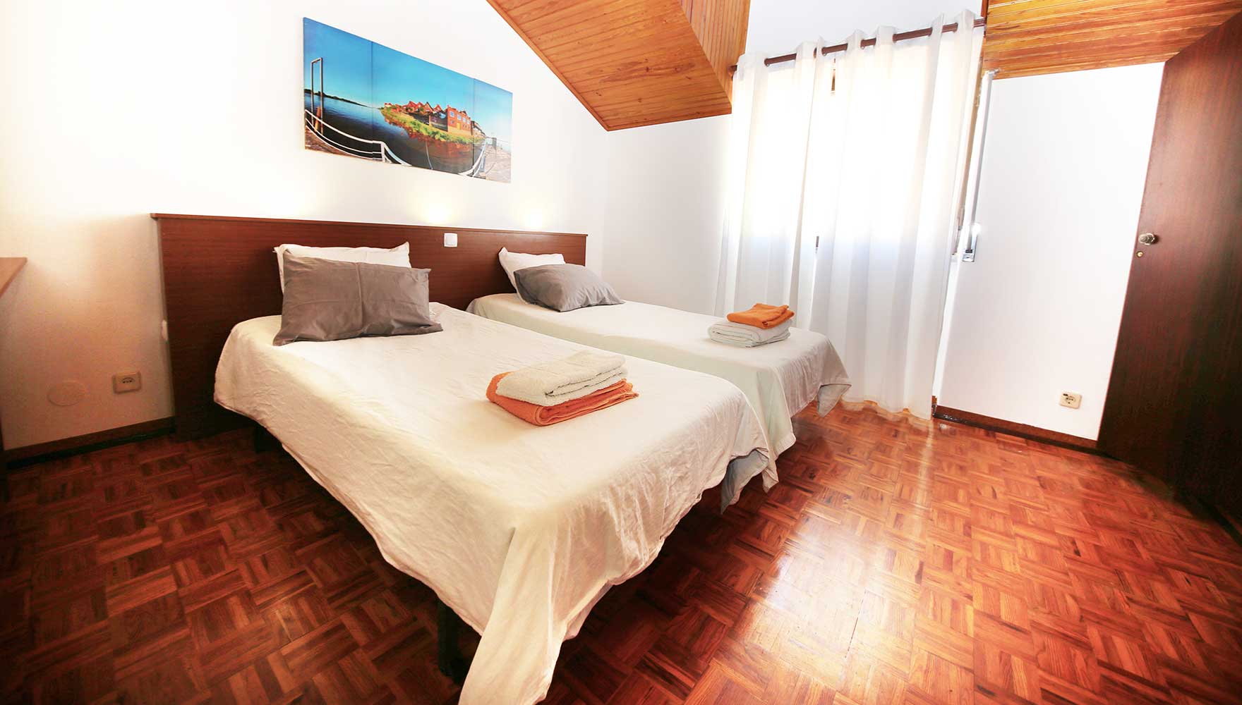 bedroom with 2 single beds