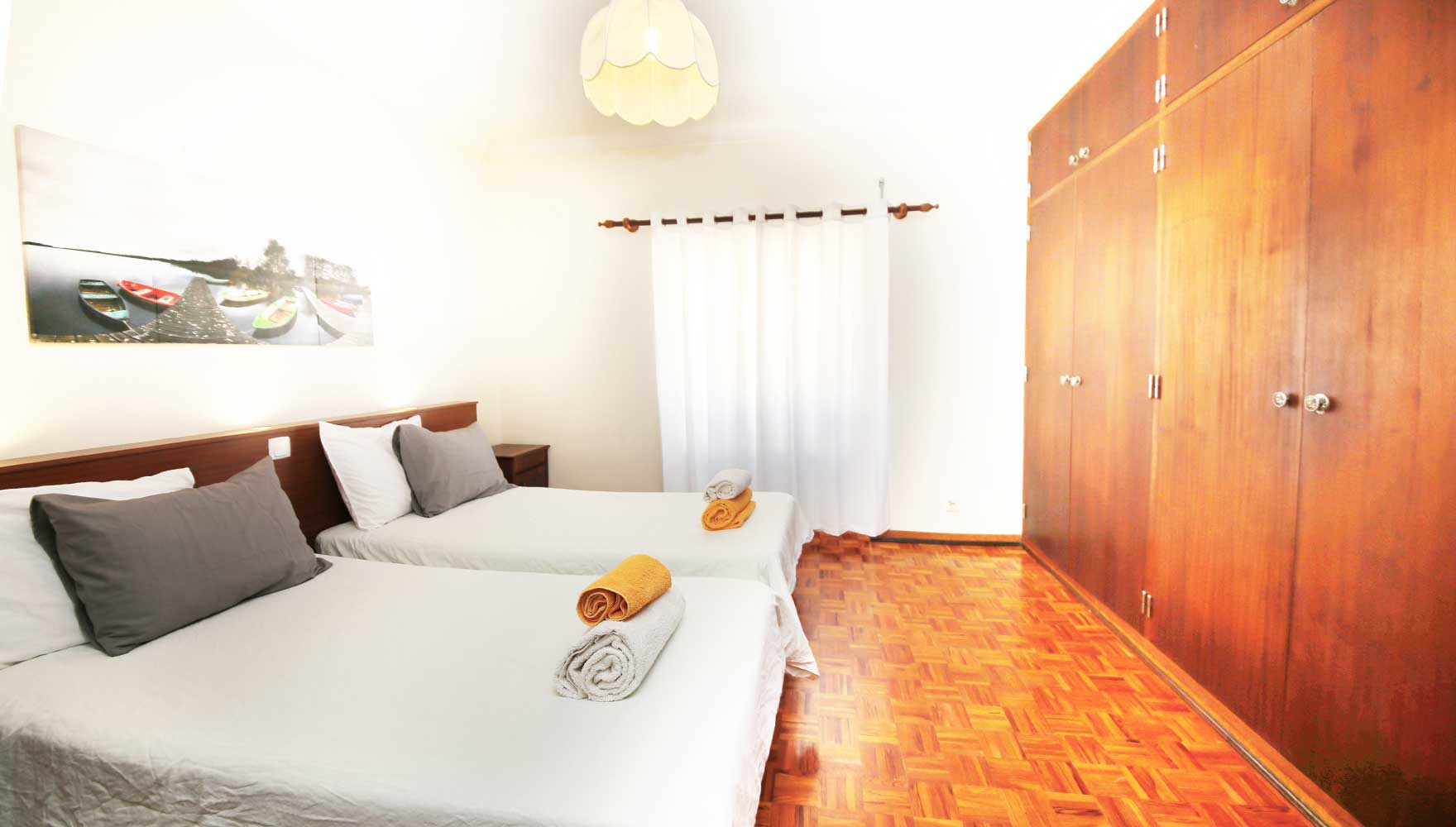 bedroom with 2 single beds