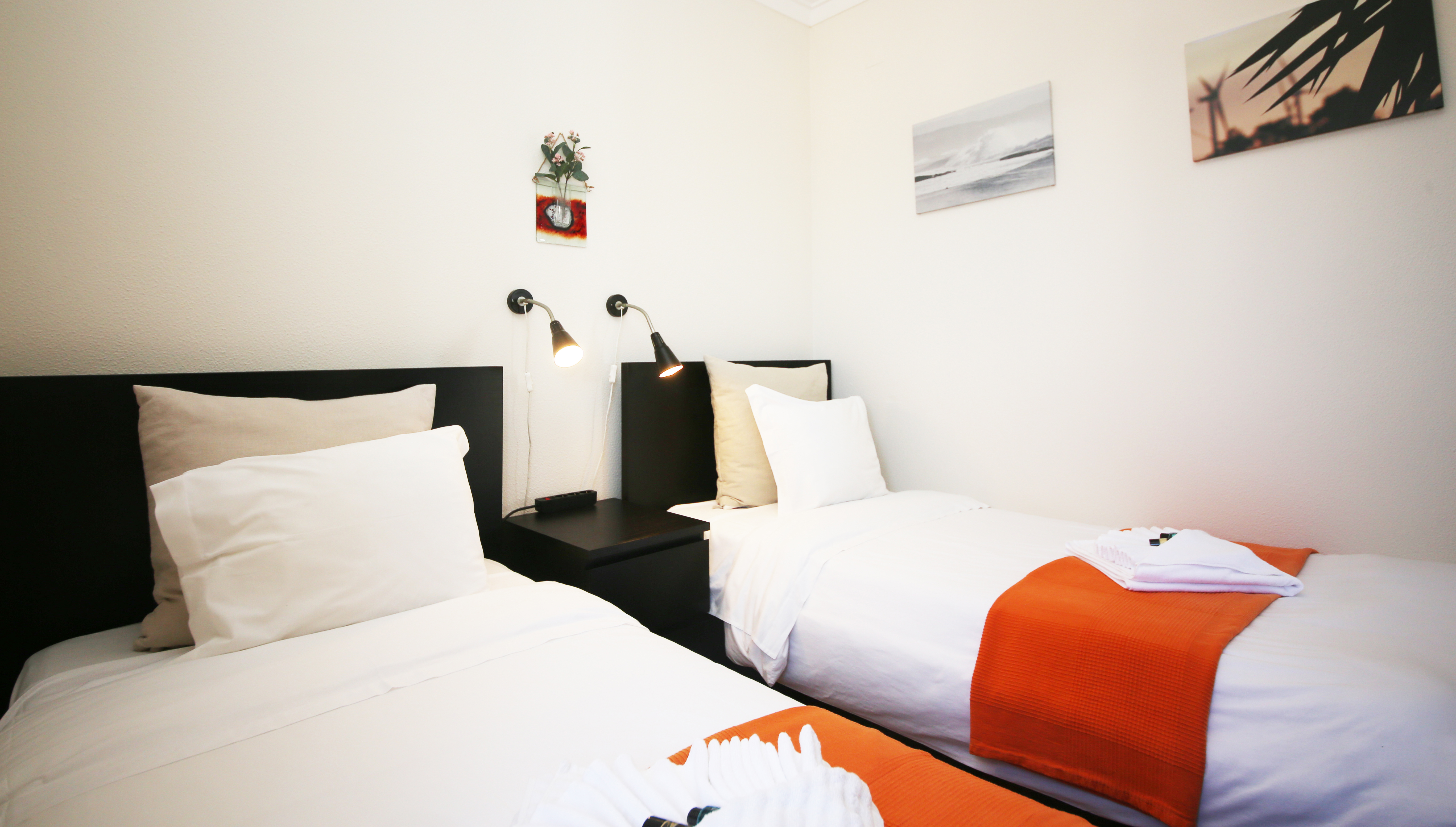 bedroom with 2 single beds